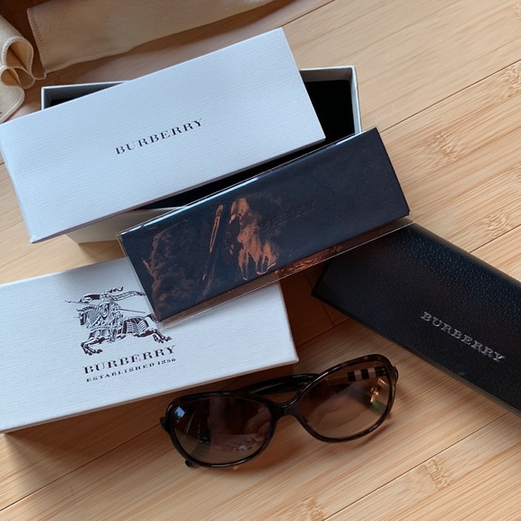 Used like new! Burberry Sunglasses 0BE4164 - Picture 6 of 6